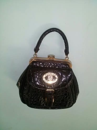 xari bulbul boyunbagi: Satilir Ikinci el islenmis Teze kimidir.
Qadin Çantasi.
Turk Mali — 2