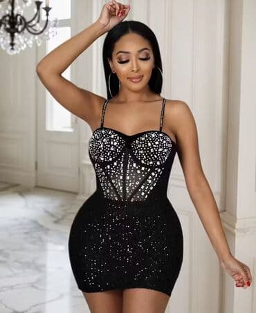 Dongfeng: Qara bəzəkli mini gecə paltarı - Model: qolsuz, spaghetti qayışlı — 2