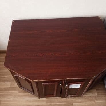 Tünd qəhvəyi rəngli, künc yerləşdirilməyə uyğun aşağı hündürlüklü şkaf