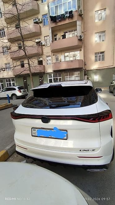 Changan UNI-Z – aq rəngli, şəhər və uzun məsafələr üçün müasir