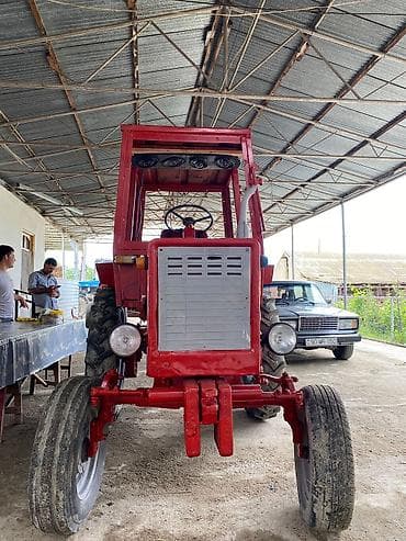 Kənd təsərrüfatı üçün universal təkərli traktor - Rəng: qırmızı -