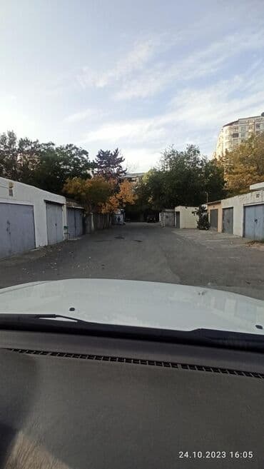 Kirayə qaraj: Şəhərin mərkəzində, Xarici Dillər Universitetinin yanında, Nəsimi — 2