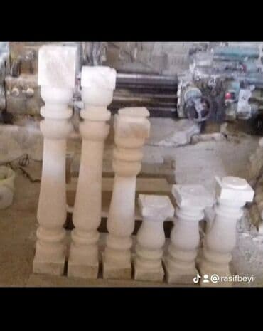 балясины из камня: Ağ rəngli, müxtəlif formalı və ölçülü dəmir-beton sütunlar. Bu — 35
