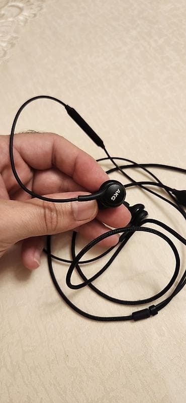 tv box android: AKG qulaqlıq — 2