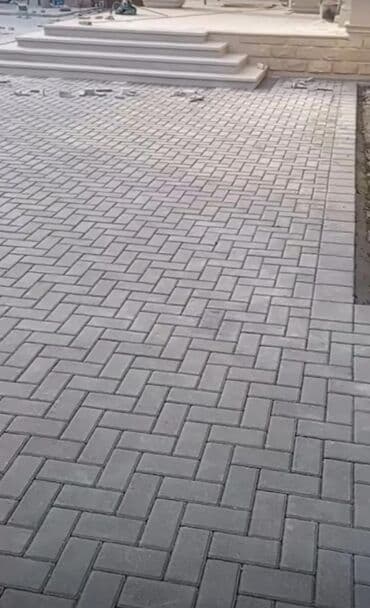 pres tamet daslari: Müxtəlif çalarlarda olan beton plitələrdən hazırlanmış səki örtüyü — 16