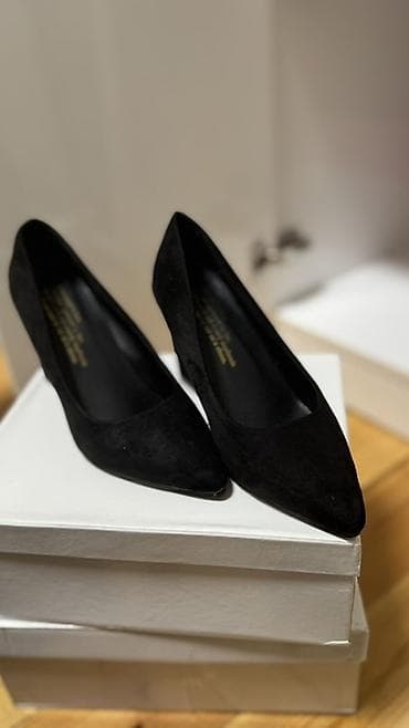 qara ayaqqabılar: Qara klassik qadın tufliləri - Model: sivri burunlu, qapalı burun və — 2