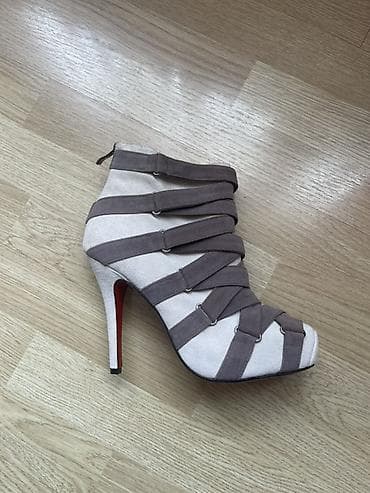 qadın bot: Qadınlar üçün zəncirvari qayış detallı yüksək daban bot - Model: Açıq — 2