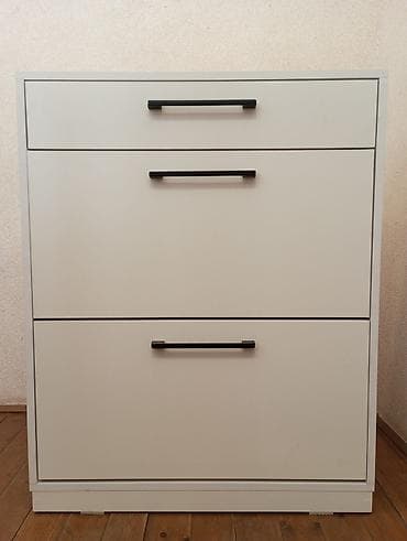 Açılan bölməli ayaqqabı dolabı - Rəng: ağ, tutacaqlar qara metal - — 1