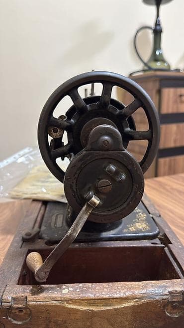 CD, DVD disklər və kassetlər: Antik mexaniki tikiş maşını – əl ilə fırladılan (kranklı) model — 3