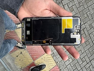 iphone telfonlar: IPhone 14 Pro ekrani qurasdirma daxil ustunde qragdan gorunmeye — 2