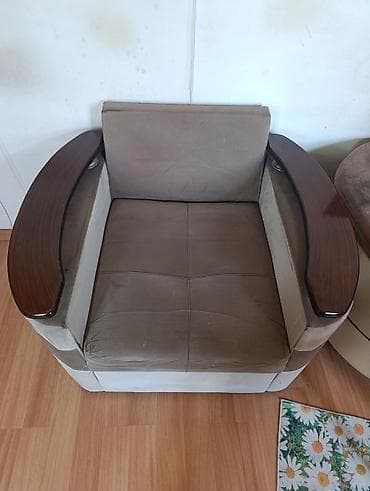 Kreslo satılır 50 manata istəyən olsa müraciət etsin.Razılaşmaq — 2