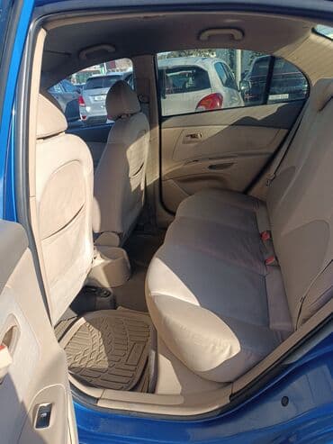 Motonəqliyyat: Kia Rio sedan – mavi rəng, 4 qapı. Texniki və dizayn xüsusiyyətləri — 5