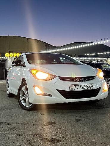 hyundai stop: Hyundai Elantra, ağ rəng, sedandır. Xarici görünüş: - LED gündüz — 1