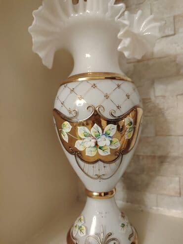 şüşə qab: Ağ rəngli şüşədən hazırlanmış, qızılı rəngli detallarla və çiçək — 4