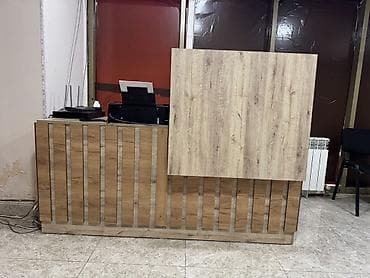 Resepsiyon/qarşılama stolu – taxta teksturalı, lamel dekorlu ön panel