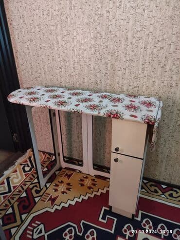Süngərlər və fırçalar: Ütü masası — 1