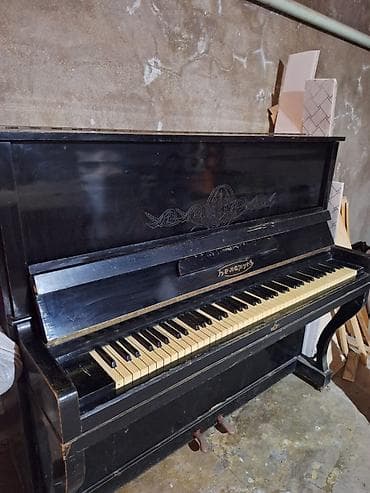 gitara akustik: Upright pianino – klassik qara korpuslu, ön paneldə ornamental oyma — 2