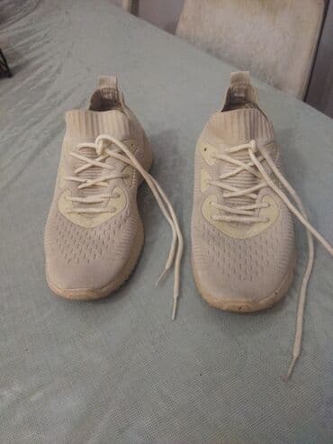 beqa üçün qadın krossovkaları: 38 olcu qadin ucun Ağ rəngli, ipək bağcıqlı uniseks krossovka. Yüngül — 1