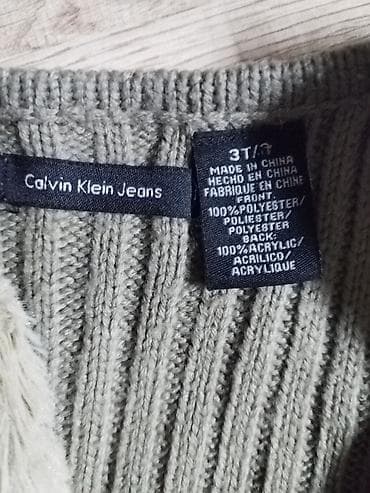 ust geyimi: Calvin Klein Jeans uşaq jileti - Model: süni tüklü jilet, kəmərli - — 2