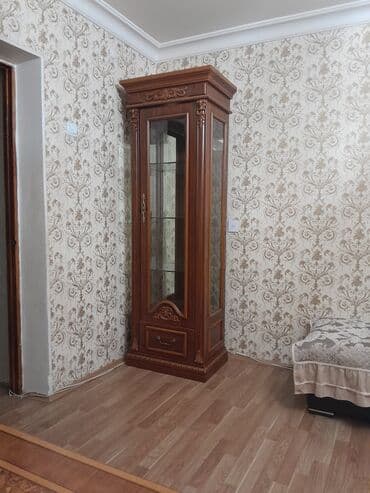 rəf vitrinləri: Şüşəli dolab vitrini — 1