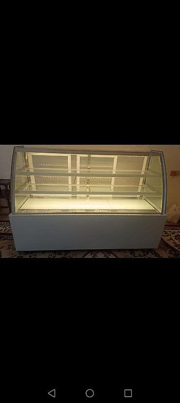 Soyuduculu vitrin – şirniyyat, desert, sendvi və içkilərin nümayişi