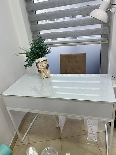 komputerlər stolustu: Ağ rəngli şüşə üstlü masa - Üst səth: qalın, şəffaf şüşə panel – — 2