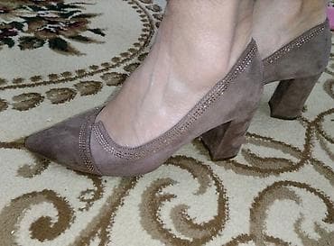 Qadın tuflisi - Model: Klasik, sivri burunlu - Rəng: Tünd bej/taun