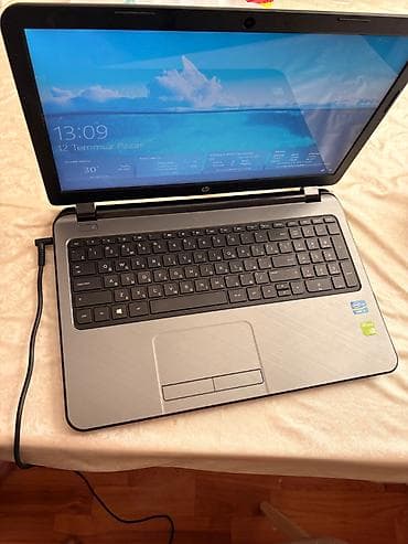 hp 24f: HP noutbuk satılır. Korpus boz rəngdədir, klassik və sadə dizayna — 3