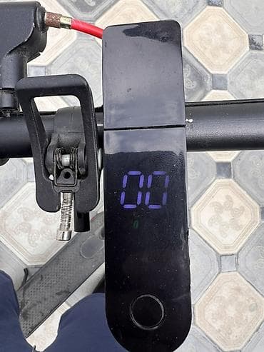 elektrikli sukuttur: Elektrik skuter – şık qara dizayn, LED displeyli - Korpus: yığcam və — 3