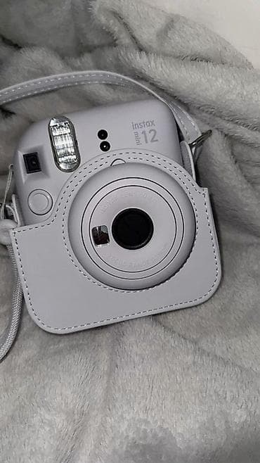 Fujifilm Instax Mini 12 instant fotoaparatı – açıq boz rəngdə