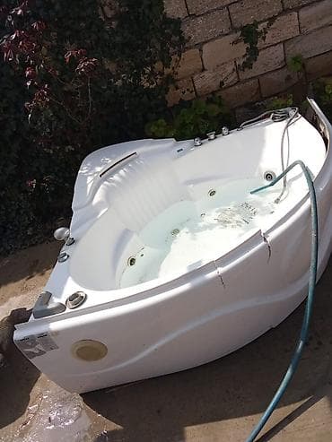 Künc tipli hidromassajlı vanna (jakuzzi) istifadə edilməyib sadəcə