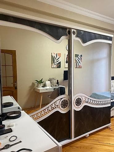 Güzgülü sürgülü qapılı qarderob - Rəng və dizayn: Ağ korpus, tünd — 1