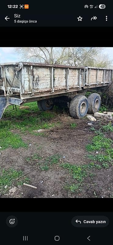 Ağ rəngli iki oxlu kənd təsərrüfatı/tikinti qoşqusu (yarımqoşqu