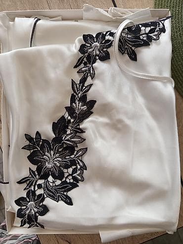 alt geyim: NBB Lingerie 3988 – Atlas ev geyimi dəsti - Rəng: ağ, qara güllü — 2