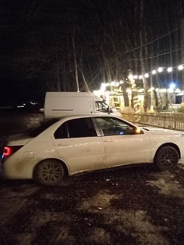 Ağ rəngli sedan avtomobil Xüsusiyyətlər: - Geniş və rahat 4 qapılı — 4