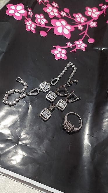 Dəstə daxildir: Üzük