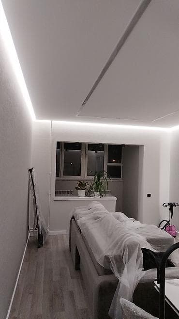 taxta tavan modelleri: LED xətləri və gizli işıqlandırma ilə alçıpan tavan və divar dizaynı — 5