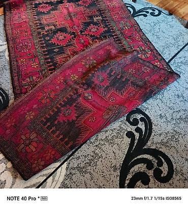 Əl toxuması xalça - Naxış: mərkəzdə böyük gül-motifli medalyonlar