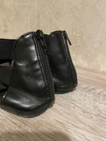 kişilər ucun qacış krossovkaları: • Brend: New Balance (ikili “N” loqolu) • Model tipi — 13