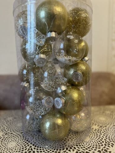 nərdivan üzərində şaxta baba: Yolka Yenidir . Kremelevski yolkasi 240 sm boyu. Zontik modeldi-yeni — 7