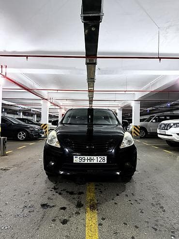 Nissan Sunny / Versa sedan - Kuzov: sedan, qara rəng - Yürüş/il