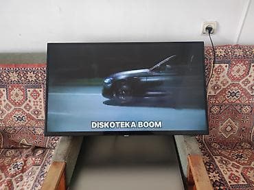 proyektor mini: LED televizor, təxminən 43–50 düym ekran ölçüsü. Nazik çərçivəli, düz — 2