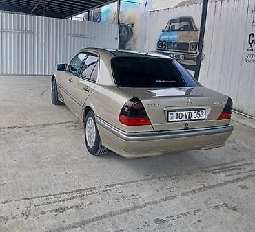 s yan guzguler: Mercedes-Benz C-Sinif sedan - Korpus: 4 qapılı sedan, qızılı/metallik — 7