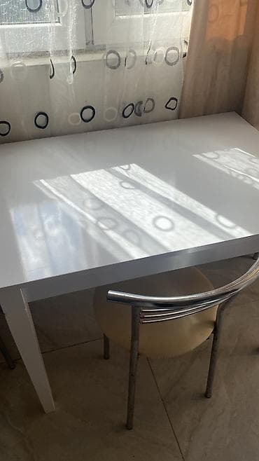 stul bar: Masa + 4 ədəd oturacaq satılır. - Rəng: ağ masa, krem oturacaqlar - — 1