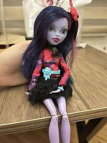 Monster High. Jane Boolittle Şəkillərdə kuklanın bütün daxil olan
