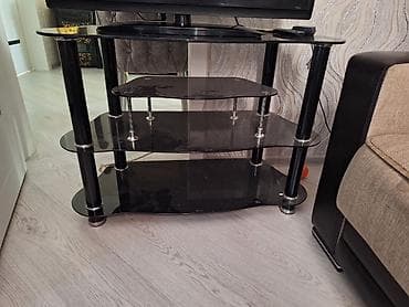 Şüşə TV stendi - Rəng: qara, parlaq şüşə səthlər - Konstruksiya: 4