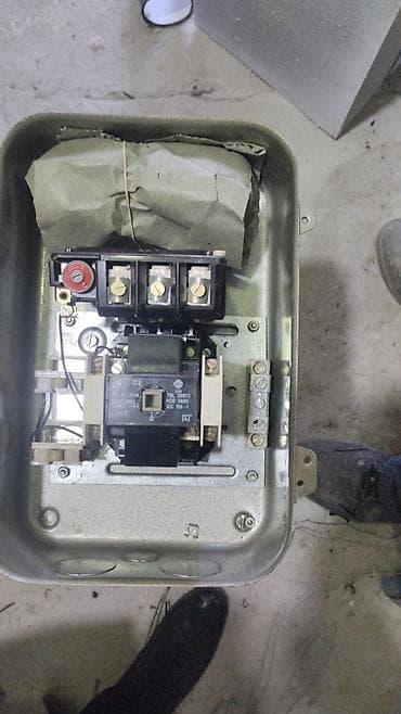 Maye divar kağızları: Sənaye tipli elektrik start-stop idarəetmə qutusu və metal paylayıcı — 3