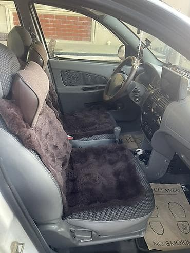 hyundai servis sumqayit: Ağ rəngli sedan, 4 qapı, kompakt ölçü və şəhər üçün qənaətcil həll — 3