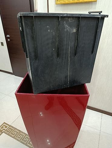 Горшки для растений: Qırmızı rəngdə. eni 50 sm hündürlüyü 96sm. İçində çıxan qulplu — 5