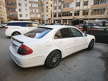 Aksesuarlar və tüninq: Ağ rəngdə Mercedes-Benz E-Class sedan avtomobili. Avtomobilin qabaq — 6